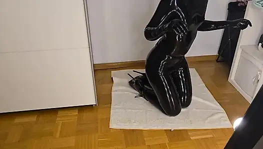 Bale topuklu lateks bebek kız orgazmını hak etmeden önce sert sikiliyor ve dölleniyor