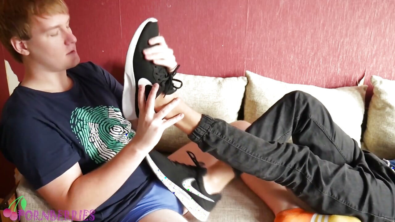 Tênis pretos, meias brancas, adoração dos pés descalços e footjob
