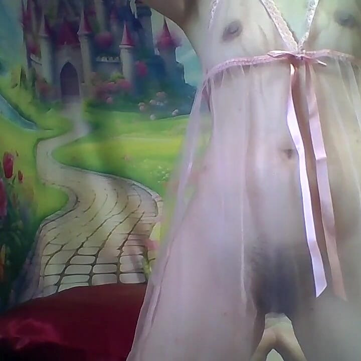 Hana Poartă O Rochie Sexy În Camera Ei De Lucru