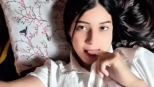 Guru ini mendapatkan perawatan wajah sebelum berangkat ke sekolah.