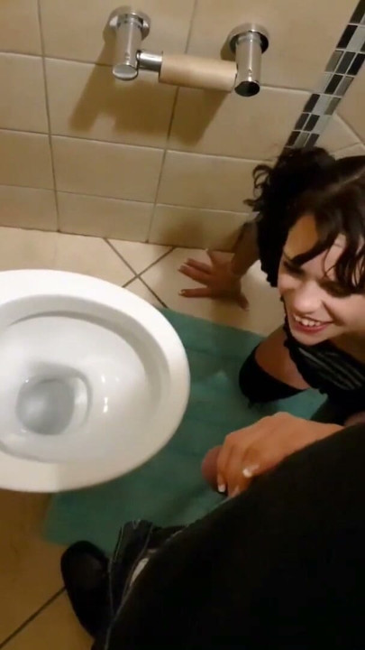 Cute emo pigtailed girl taking me for a piss | Klip 1