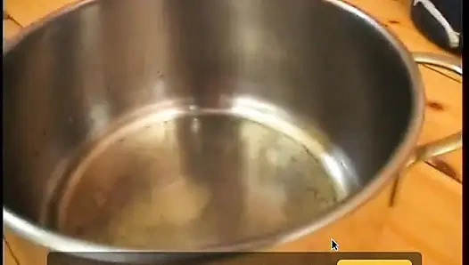 Gadis brunette memantul di pecker besar pria di casting