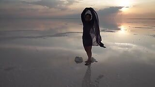ソルトレイクエルトンの塩地殻の上のエロティックなダンス