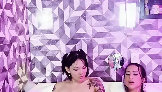 Bermain dan berciuman panas dengan teman saya di bak mandi