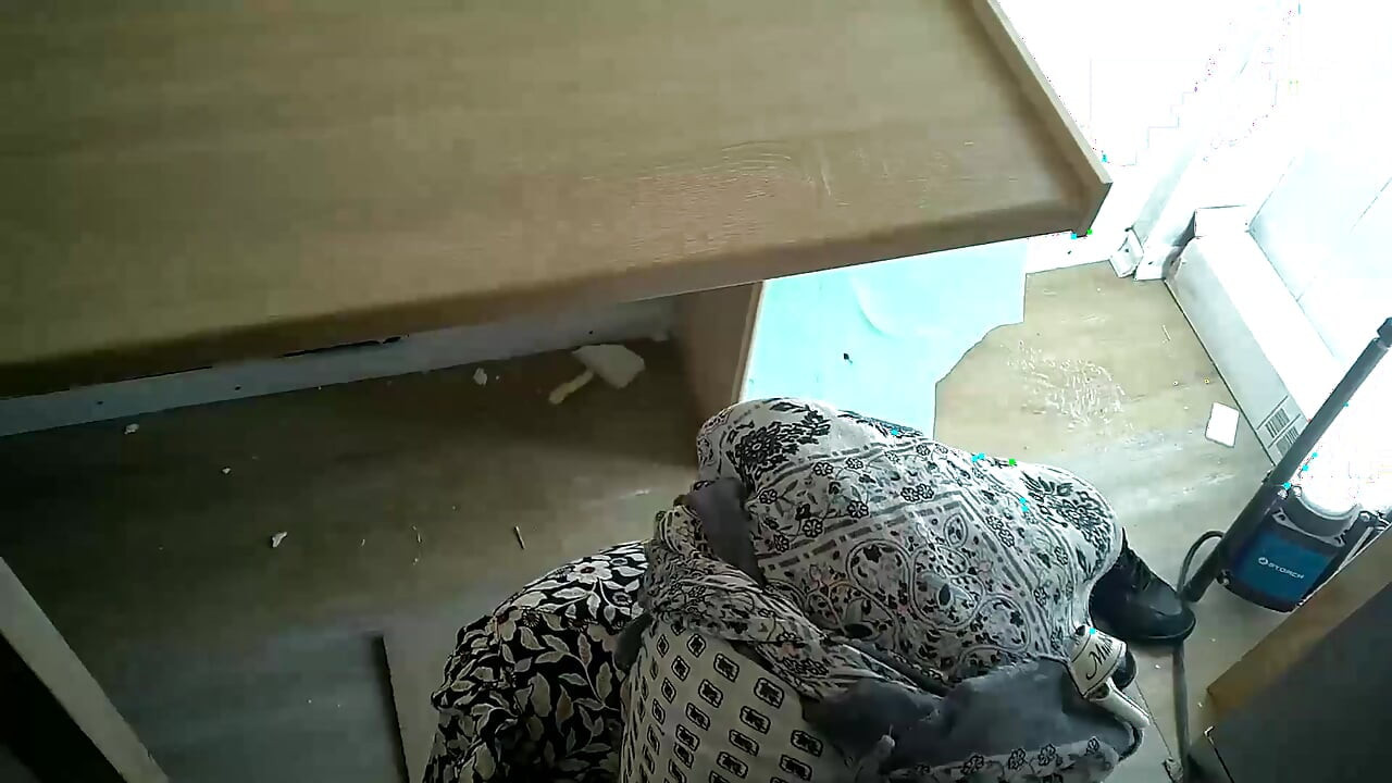 Muslim woman tries sucking a cock and does a good job