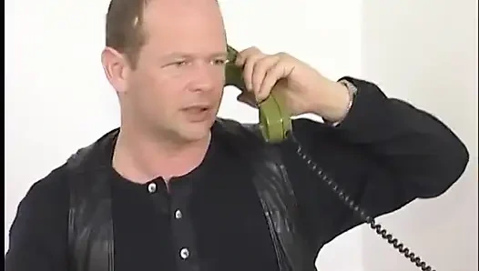 Sıska orta yaşlı seksi kadınlar amcıklarını parmaklattıktan sonra sert bir dildoyla sikişiyor