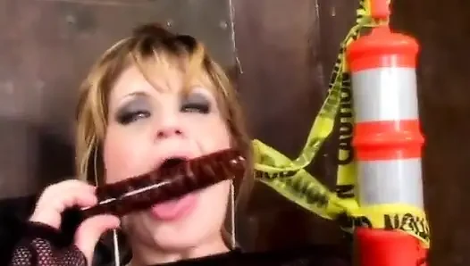 Muhteşem hatun bacaklarını açıyor ve sıkı amını parmaklıyor