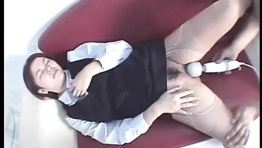 Freches schätzchen aus frankreich bekommt ihre muschi gefingert