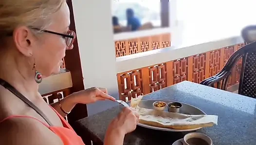 Tatlı olgun eş, yürüyüşten sonra seksin tadını çıkarıyor