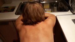 Perrito con mi novia de 68 años en la cocina
