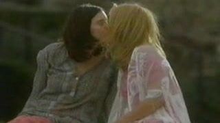 Liv Tyler y Kate Hudson besándose l7