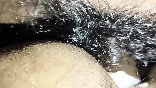 Üvey anne soyunuyor ve götünü siktiriyor