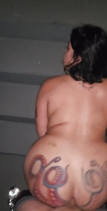 Meia-irmã venezuelana faz sexo nas escadas de emergência