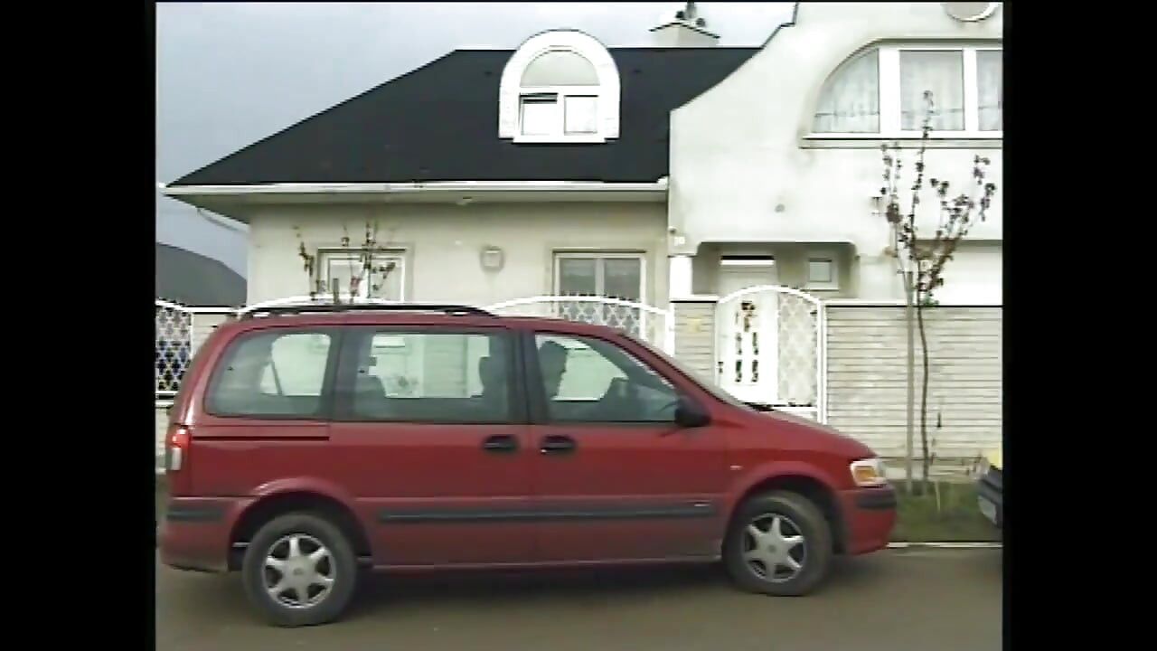 Горячая возбужденная милфа с маленькими сиськами кончает в киску молодого огромного члена