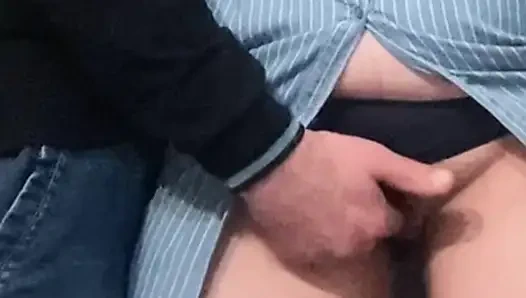 Perverser alter Mann masturbiert Muschi mit den Fingern in der U-Bahn