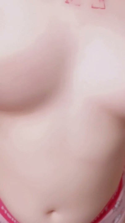十代の少女が義父に成長中の若いおっぱいを見せる | クリップ 1