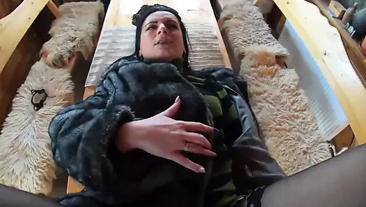 Pelacur elegan dengan bulu dientot habis-habisan di atas meja kayu sampai dicrot dua kali