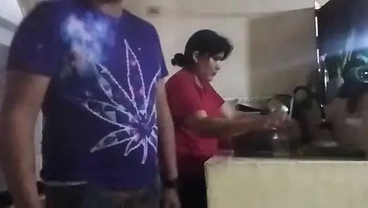 Трахаю горничную на кухне, когда моя жена в гостиной