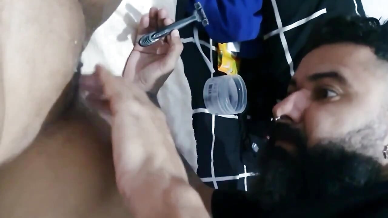 Me afeita la vagina y luego me insertó el pene dentro.