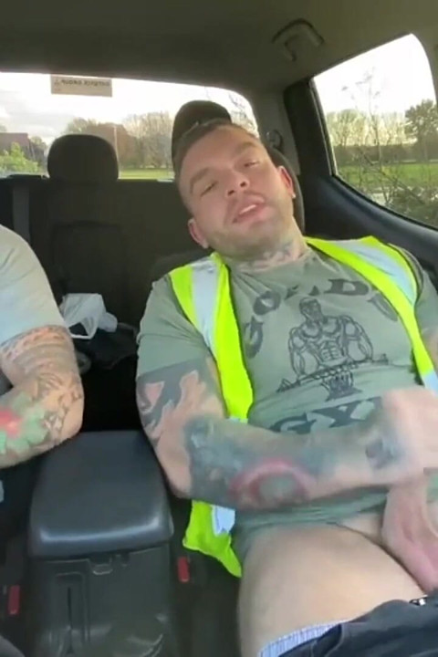 İnşaatçılar iş yerinde arabada mastürbasyon yapıyor