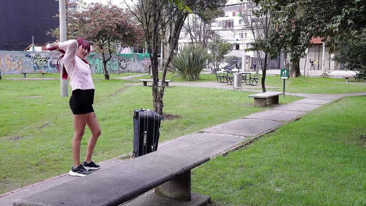 Cheating wife having threesome with neighbors, SHE DOESN'T WANT TO MOAN so as not to make noise.