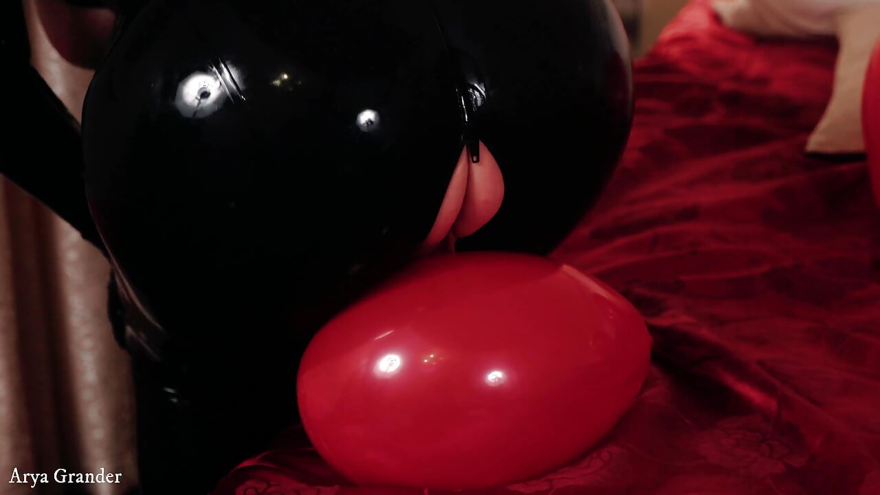 Latex rubber Looner MILF masturbate with pierced pussy and air balloons