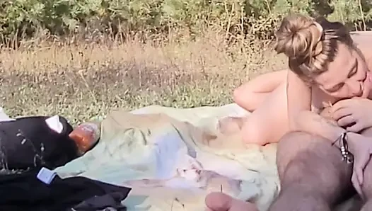 Nyepong kontol di luar ruangan sampai tenggorokan