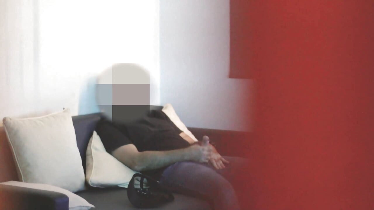 Madrasta pega cara do amigo acariciando e decide ajudá-lo a terminar