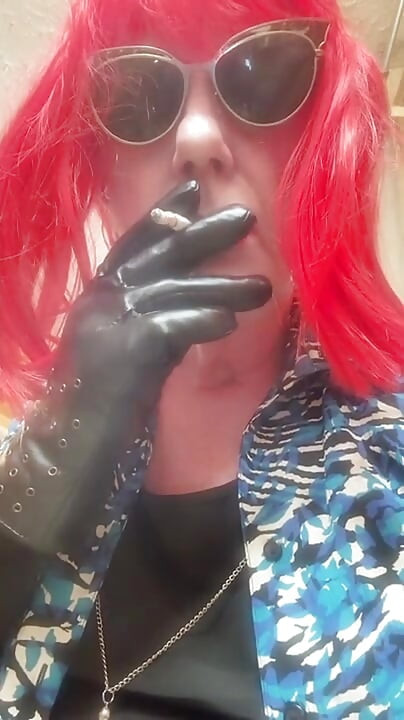 SMOKING VS120 MENTHOLS IN THE BATHROOM - PINK WIG, BLACK GLOVES
