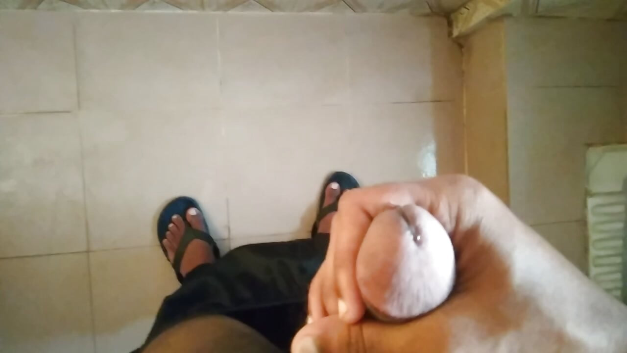 Desj young boy jarking in the bathroom and cum