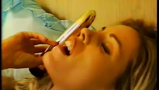 Pelacur sange dengan toket aduhai lagi asik ngusap dan ngentot memeknya pakai dildo di ranjang