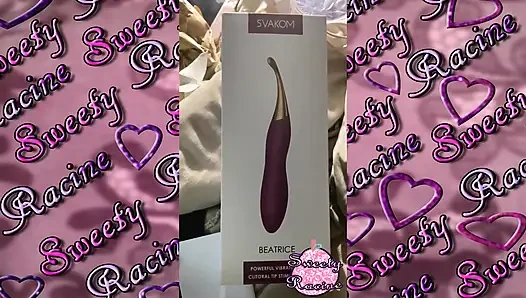 Чернокожая жиробасина ублажает темную киску вибратором клитора