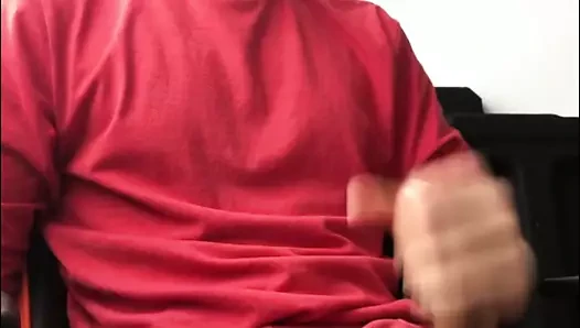 Vahşi sesler çıkarırken kesilmemiş horoz yükünü çekiyor