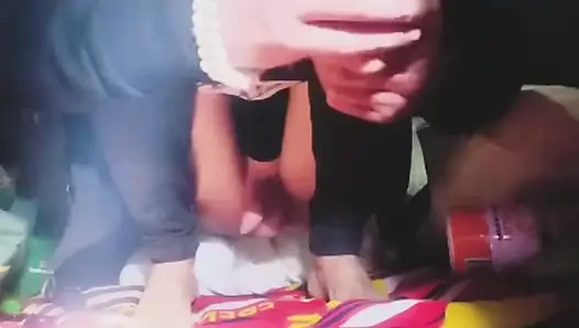 Genç bir adam sıkı poposuna kristal küre ve bir portakal sokar.