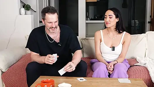 Красивая латинская порнозвезда Chloe Amour тверкает на Tom Games, подкаст