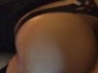 Крошку-брюнетку с большой задницей трахают раком. видео от первого лица