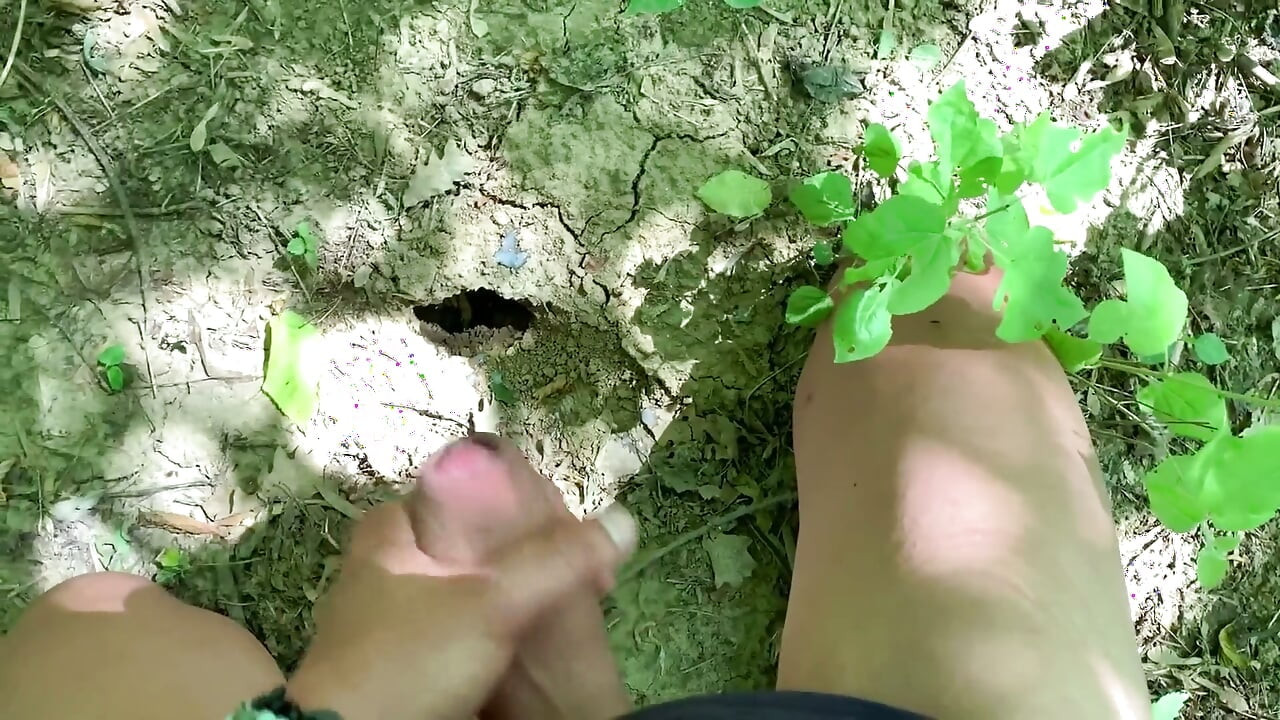 Ejaculare în gaură pe un teren în aer liber