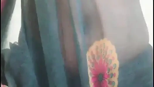 Hintli sari soyunuyor - tam çıplak solo oyun - yoğun orgazm - yüz yok - 4k