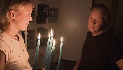 Мускулистый ебарь трахает блондинку-шлюшку с сиськами и сучку с круглой задницей в хардкорном тройничке