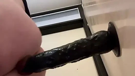 Dildosunu götüme sokuyorum