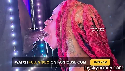 Hals-ziegel bekommt einen großen schwarzen schwanz