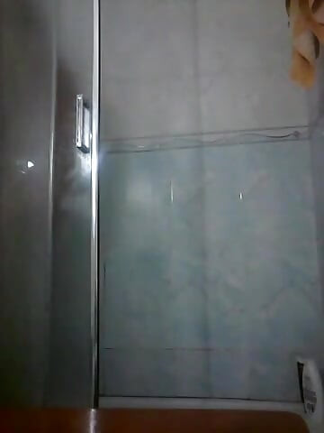 Very horny in the bath