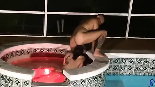 Yüzme havuzunda gün batımında seks
