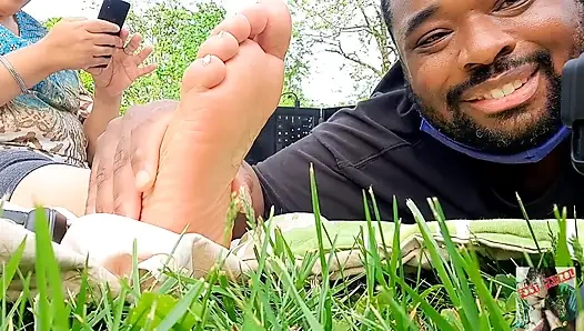 Sunny12s professionelle masseuse eine überfällige fußmassage geben und füße lutschen