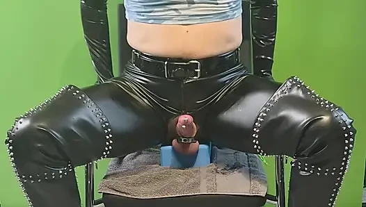 Uyluk yüksek damızlıklı domina çizmelerde dildoya biniyor ve fışkırtarak boşalma öncesi boşalma