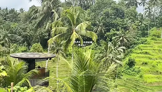 Dia menyetubuhiku di kamar mandi dan memberiku facia besar