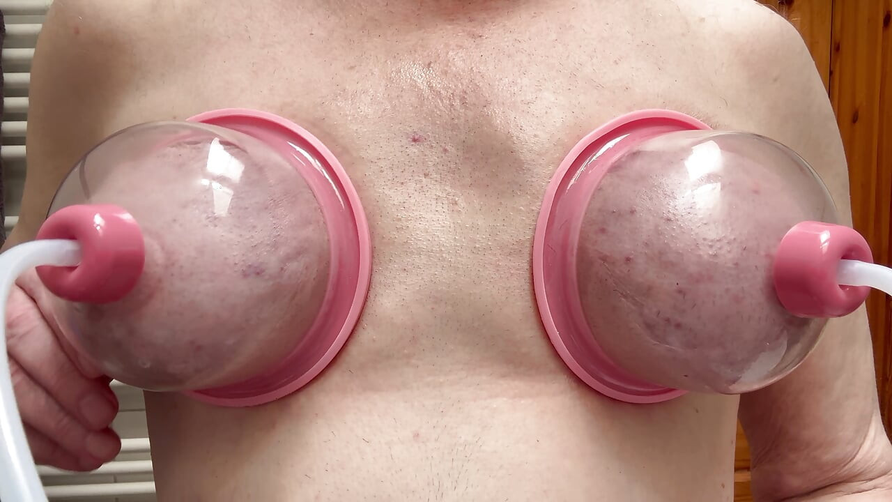 젖탱이를 고통의 문턱까지 펌핑! 젖꼭지가 믿을 수 없을만큼 뻣뻣하고 단단해질 때까지.
