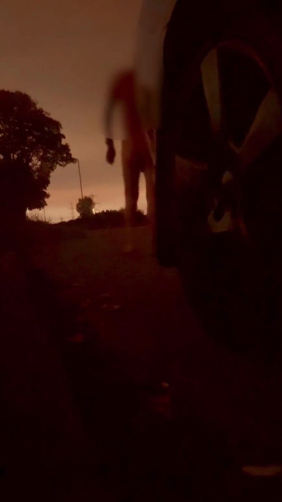 รถมากมายผ่านฉันเมื่อฉันแก้ผ้าข้างถนนที่ยุ่งทุกคนสามารถเห็นฉัน | คลิป 1