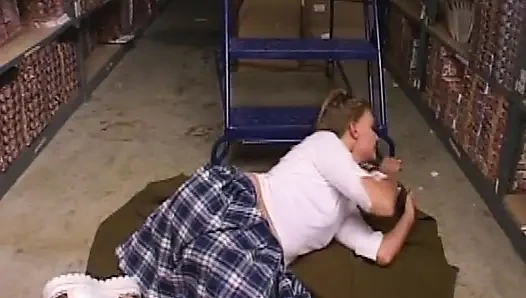 Bir mağaza çılgınlığı parmaklıyor - sarışın sürtük her yere fışkırtıyor