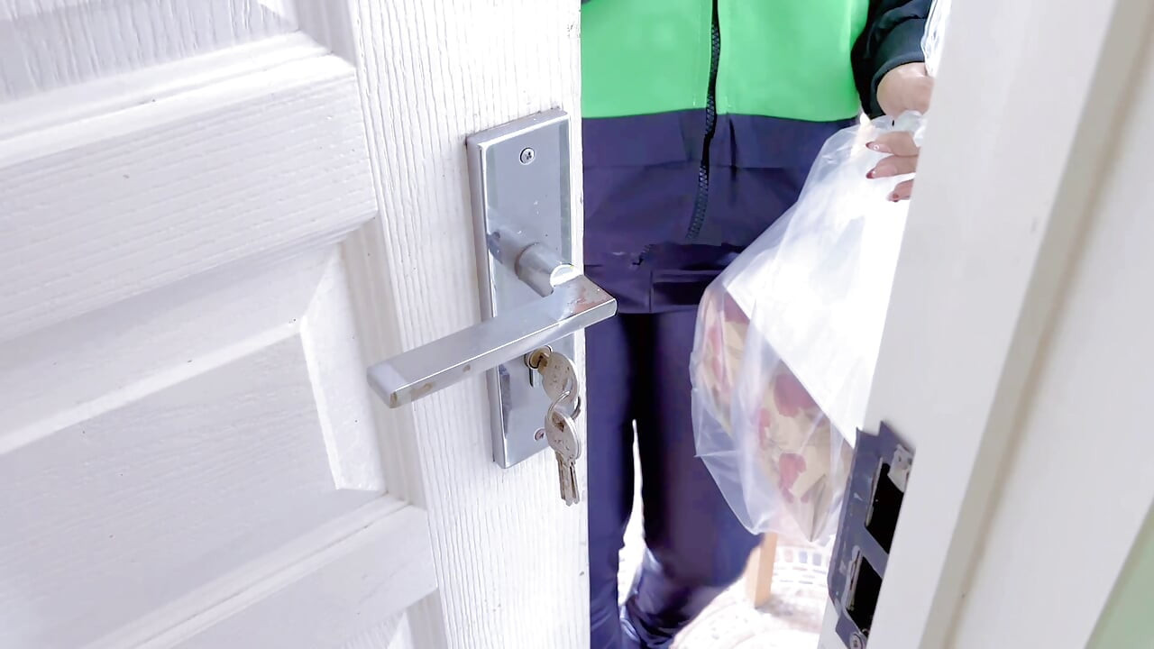 Kurir cewek lugu kena prank cowok cabul